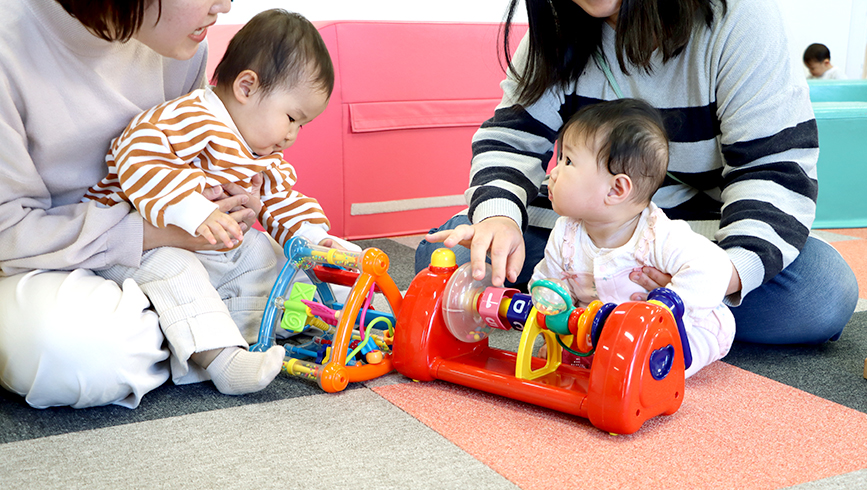 【子育てサイト】たっちで遊ぶ親子