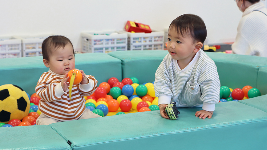 【子育てサイト】たっちで遊ぶ子ども