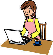 女性が自宅でパソコンを使っている画像