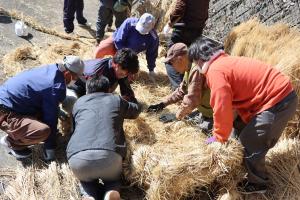 住民が協力してわらじを作る様子