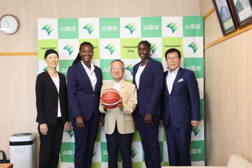 山梨クィーンビーズ表敬訪問