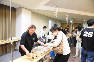 来場者に新B級グルメを配布