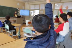 クイズに答える子供たち