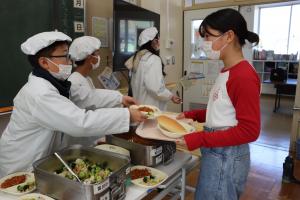 配膳の様子２