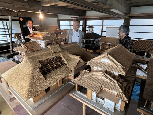 藁の造形物見学