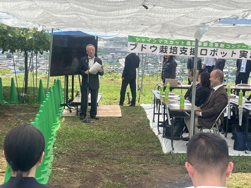 ブドウ栽培支援ロボット実演会