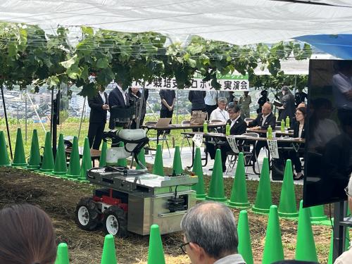 ブドウ栽培支援ロボット実演会