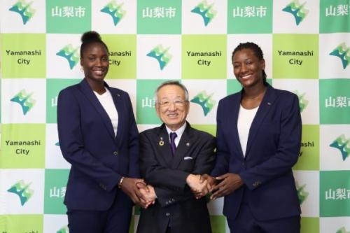 山梨クイーンビーズ表敬訪問