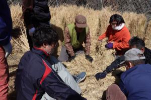 住民がわらじづくりをする様子